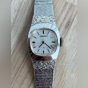Seiko Ladies Watch Vintage Mechanical Winding Silver Tone Bracelet and Dial